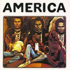 En el Top 20 de las canciones de éxito mundial de los años 70 s de No4 en la lista está America – A Horse With No Name